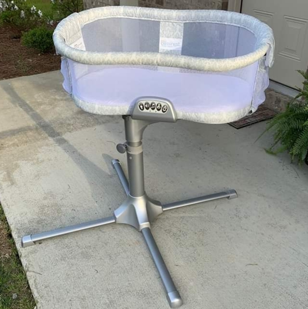 Halo Premiere bassinet and swaddles
